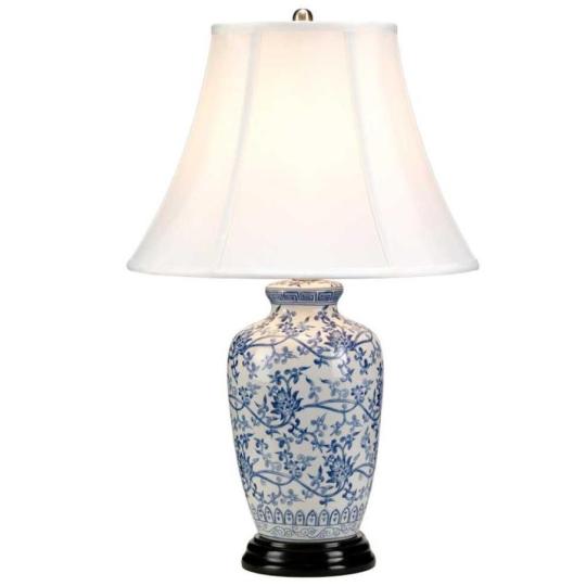 klasicka modra hampton styl stolna lampa malovana porcelanova keramika s tienidlom elegantna luxusna lampa obyvacka spalna cinska atmosfericka lameridiana lampovy obchod.jpg